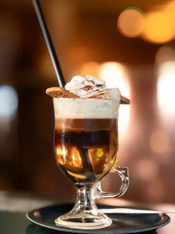 Photo d'un verre d'irish coffee rempli sur une table