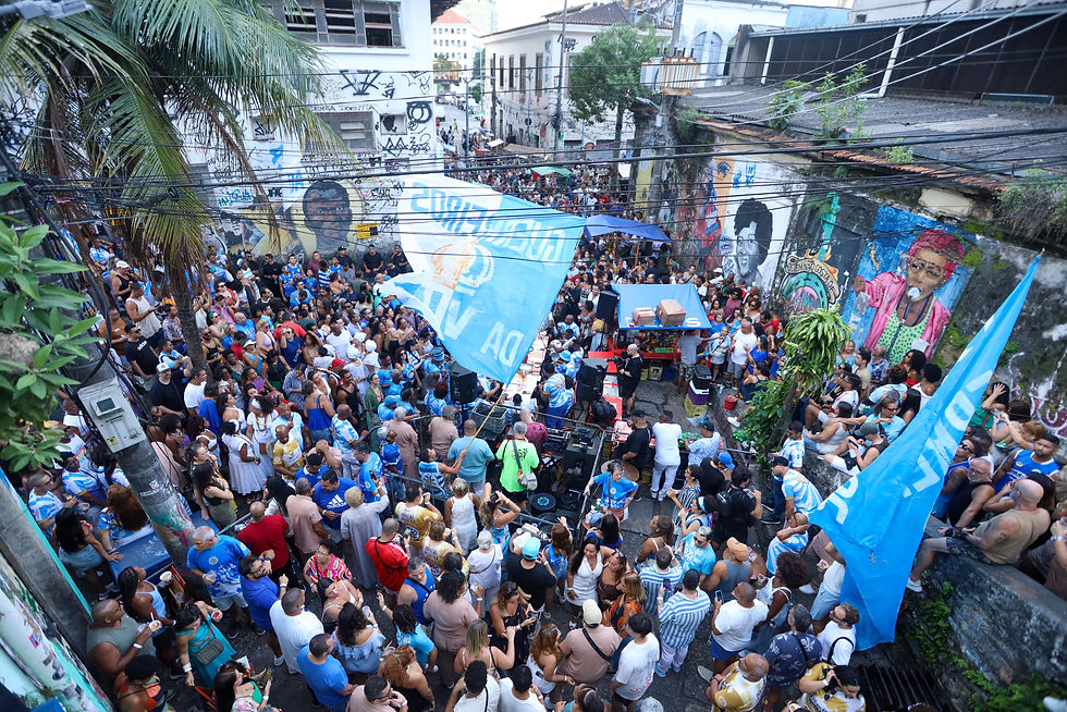 A Unidos de Vila Isabel volta às origens do samba neste sábado (6), para um encontro especial na histórica Pedra do Sal, coração da Pequena África, no Rio de Janeiro. O evento gratuito marca a apresentação dos três sambas finalistas da disputa que escolherá o hino oficial do Carnaval 2026 da azul e branca.
