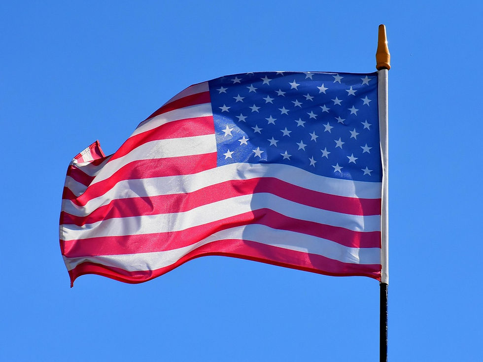 飘扬的美国国旗,蓝天背景,旗帜上红白条纹和白色星星显眼,展现庄严和自豪的气氛。