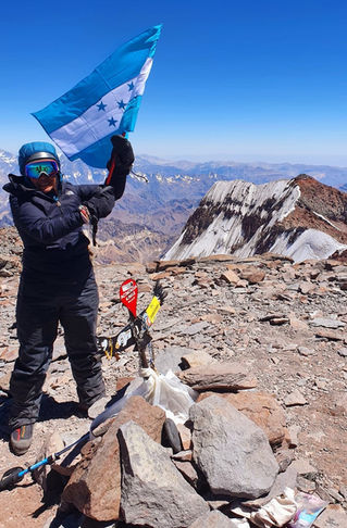 Rosibel Cruz, la reina de las montañas de Honduras, logra ubicarse como la primera hondureña en llegar a la cumbre más alta del continente americano