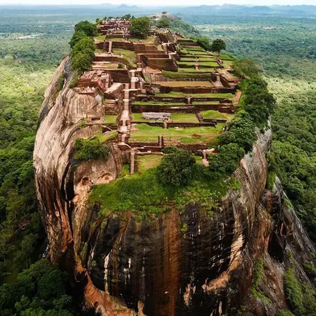Sigiriya: La Roccia del Leone nel mezzo della giungla Cingalese.