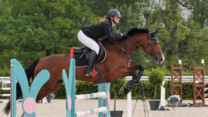 Emma Delbergue brille à Saint-Lô avec Dolorès du Ruisseau dans le Grand Prix 110