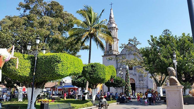 PLAZA LOS REYES.jpg
