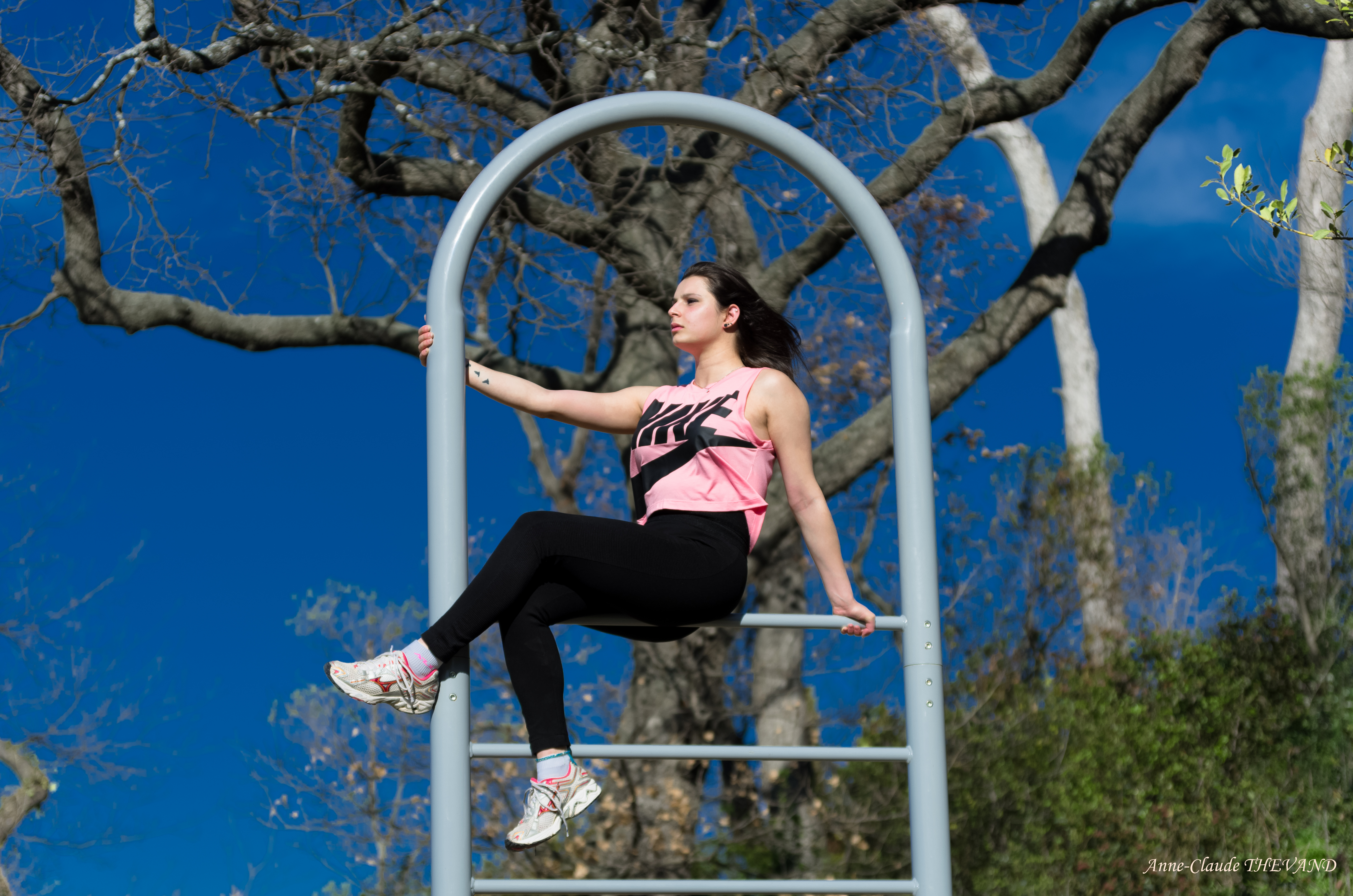 Lisa sur un arbre perchée