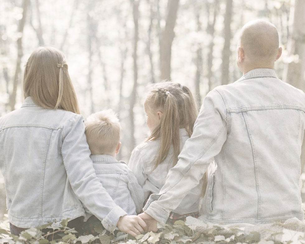Paar händehaltend mit den beiden Kindern dazwischen in der Natur symbolisch für den Workshop 'Zwischen Wir und Familie'