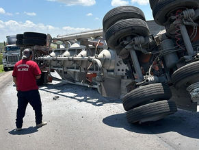 VOLCADURA DE TRACT0CAMIÓN EN CARRETERA ALLENDE-ROSITA