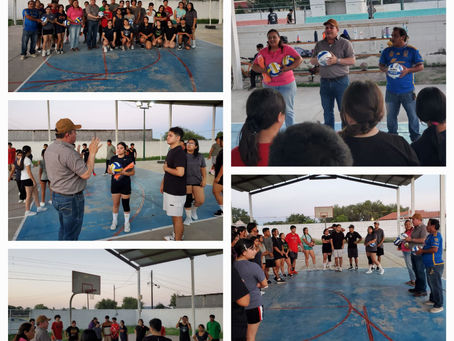 MARIO GONZÁLEZ VELA ENTREGA MATERIAL DEPORTIVO A ESCUELITA DE VOLIBOL