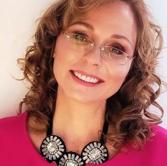 Anisa Markarian mjeke, aktore skenariste shqiptare. Nderuar  me Titullin “Mjeshtër i Madh” 