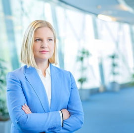  Arba Kokalari, 32 vjeç, shqiptare, u zgjodh si eurodeputete në parlamentin Europian.