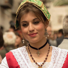 Roli dhe kontributi i gruas në periudha të ndryshme historike  spikat. Vitet 20 - 45