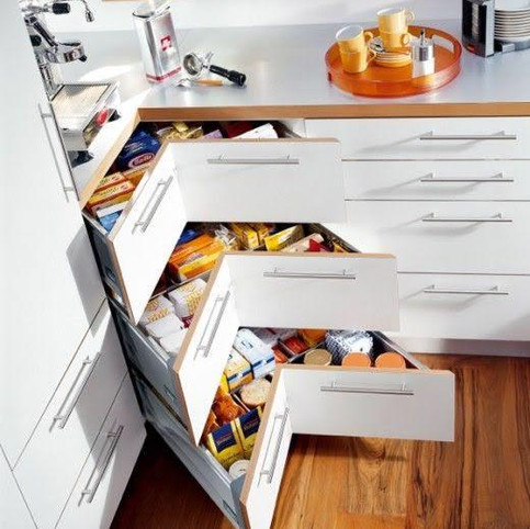 סט מגירות מטבח פינתיות בעיצוב מיוחד המנצל בצורה מיטבית את שטח האחסון הנתון בפינת המטבח