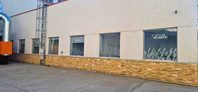 geamuri personalizate cu elemente decorative corporate