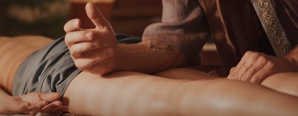 Masażysta masuje ciało kobiety