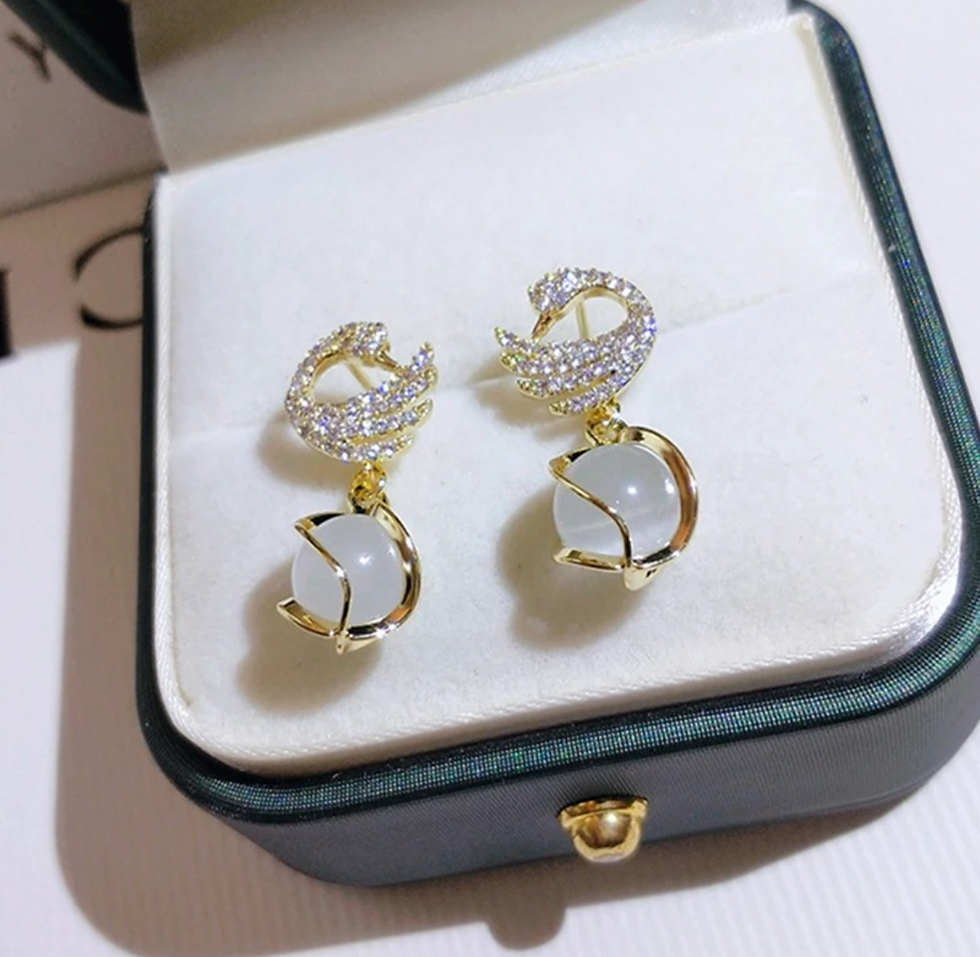 Giffygo Stone Swan Korean Earrings – Elegant Wedding Wear for Women