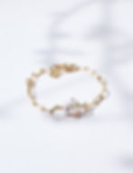 foto da pulseira modelo pérola barroca cravejada de strass coloridos da marca Sante Acessórios