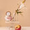 Miniatura: foto da vela mair jasmine breeze travel com uma rosa rosa ou branca, um lírio e uma maçã ao fundo