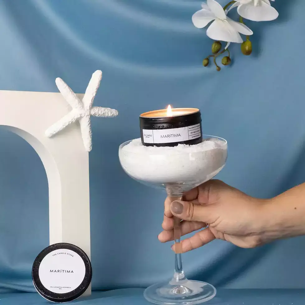 foto da vela marítima de 90 g da marca The Candle Store com uma taça coupe