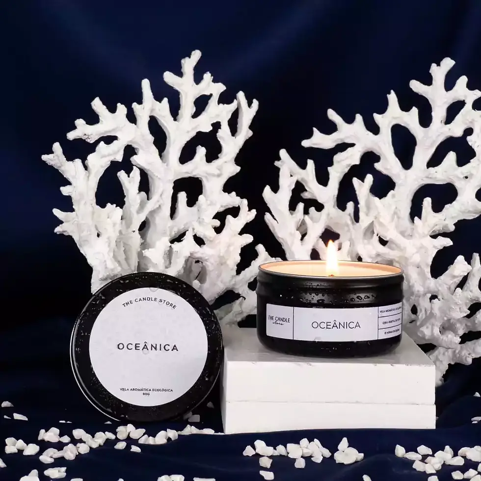 foto da vela oceânica de 90 g da marca The Candle Store com corais brancos ao fundo