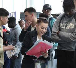 personne accompagnant des personnes jeunes