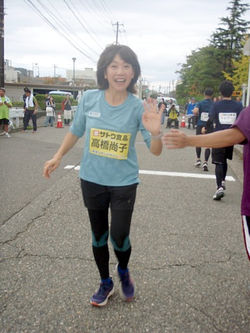 競技場入口手前でQちゃんとハイタッチ！