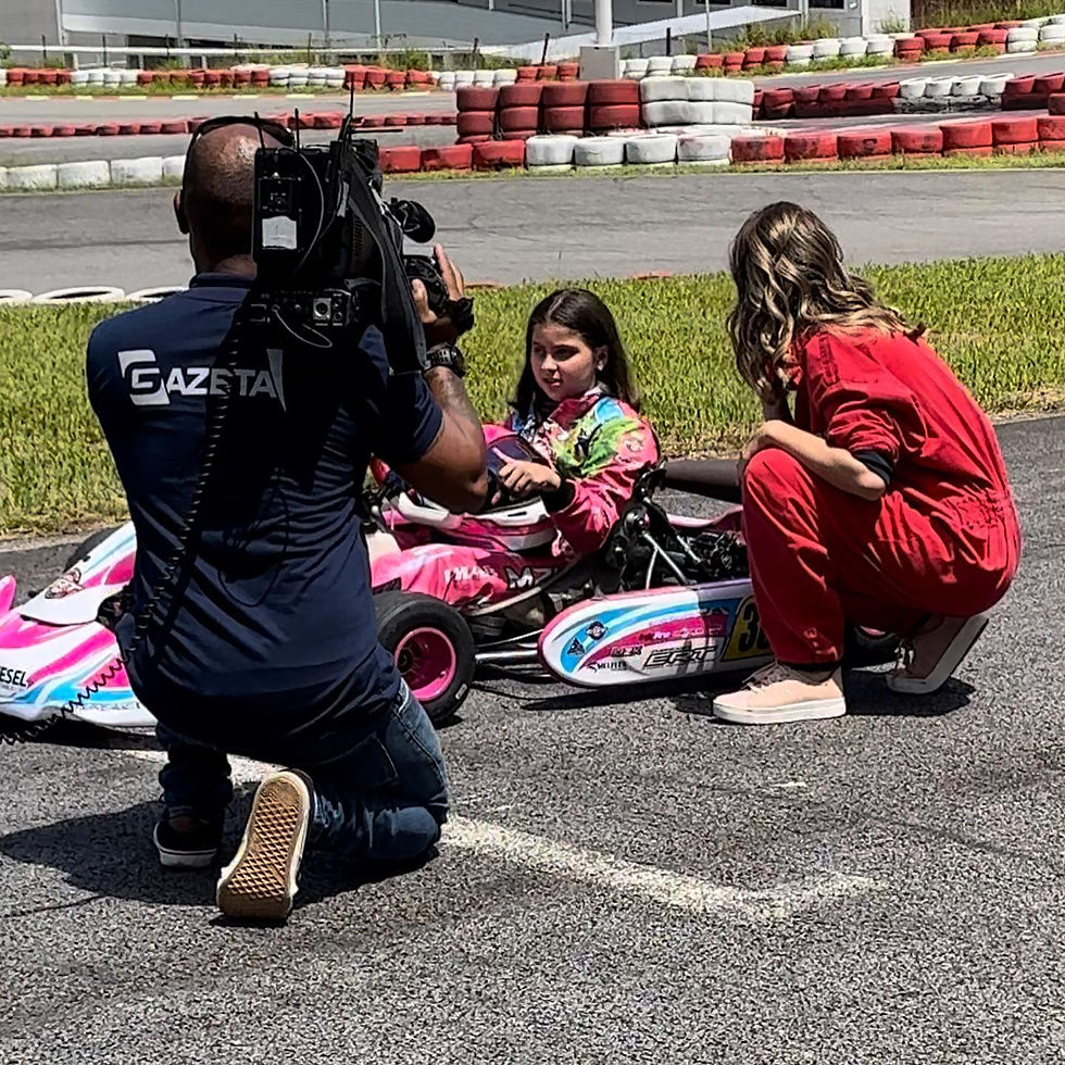 Marcella dando entrevista