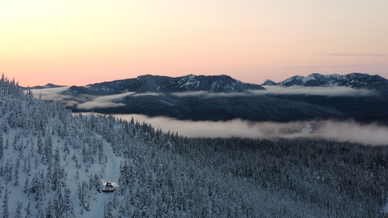 Snowmobiling trails and grooming in Santiam Pass and Hoodoo Oregon