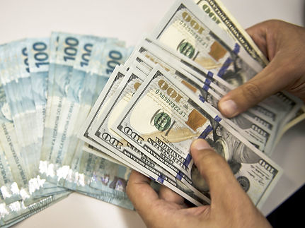 REAIS E DOLARES-min.jpeg