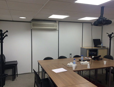 cloison_salle_réunion_avant.JPG