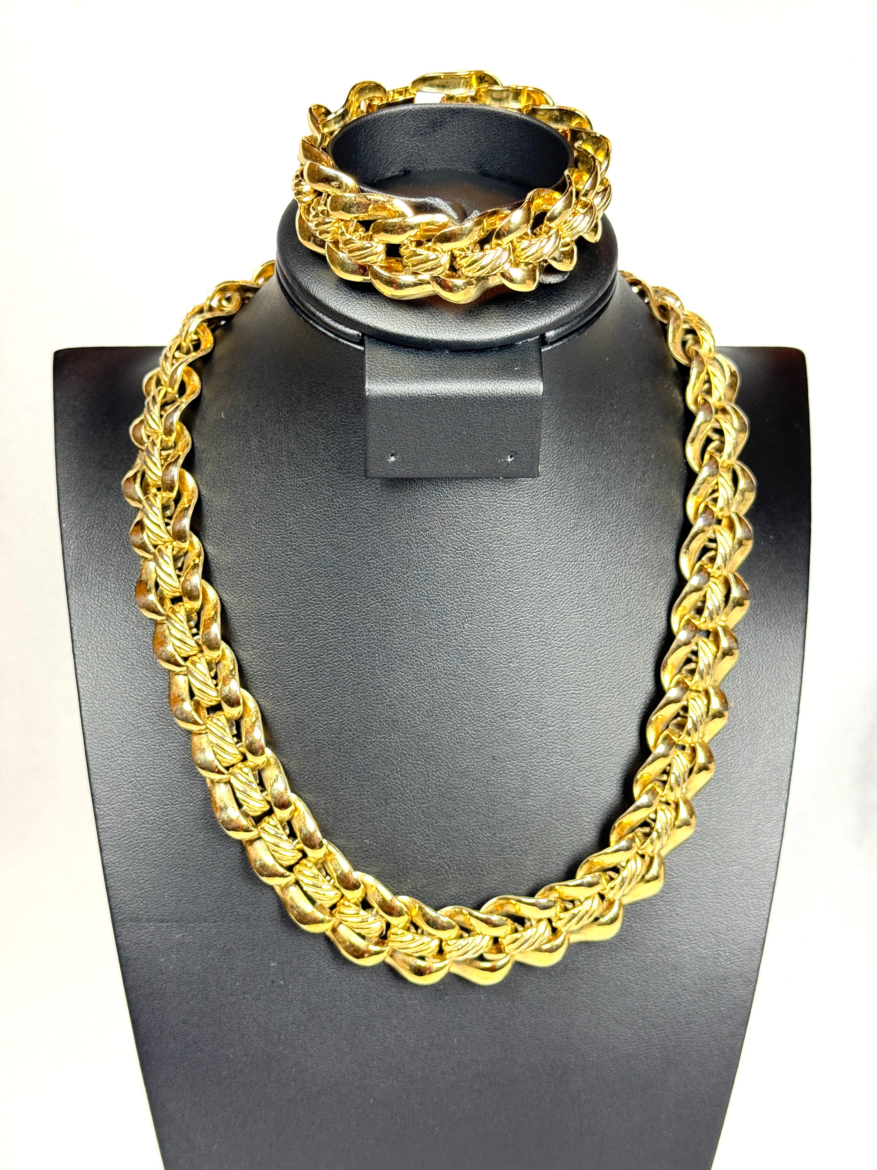 VINTAGE MONET CHUNKY GOLD TONE NECKLACE AND BRACELET 