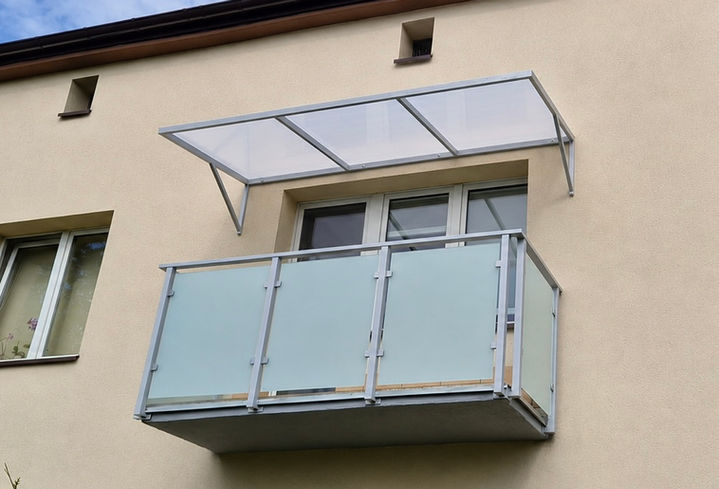 Barierka balkonowa ze szkłem matowym – realizacja Bielsko-Biała