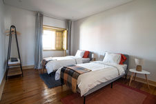 Double bedroom with two single beds and a dedicated workspace at Vivenda Felicidade coliving in Sintra, Lisbon, Portugal