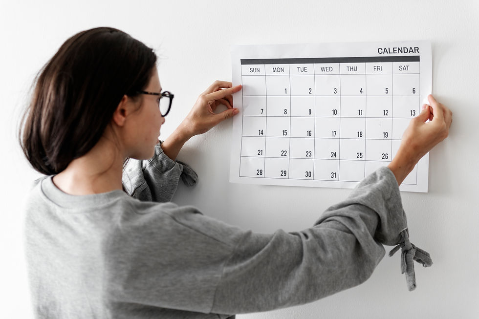 desenho de uma menina segurando um calendário enquanto outra menina faz anotações nele