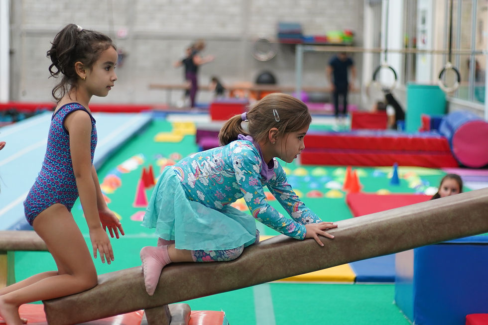 Dos amigas cruzando la viga de equilibrio cautelosamente