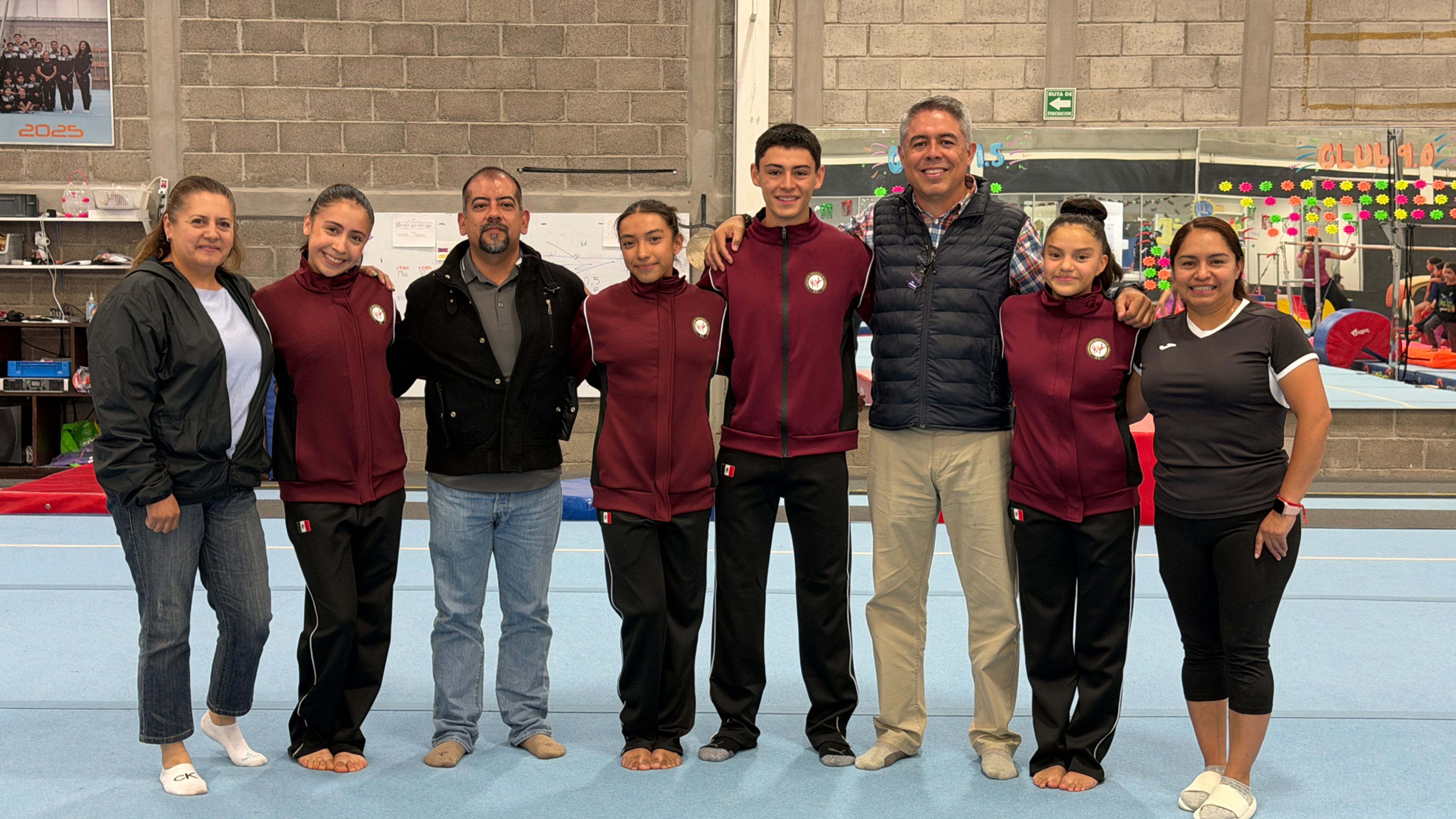 Enoe, Maya, Ricardo y Vanessa con su familia.