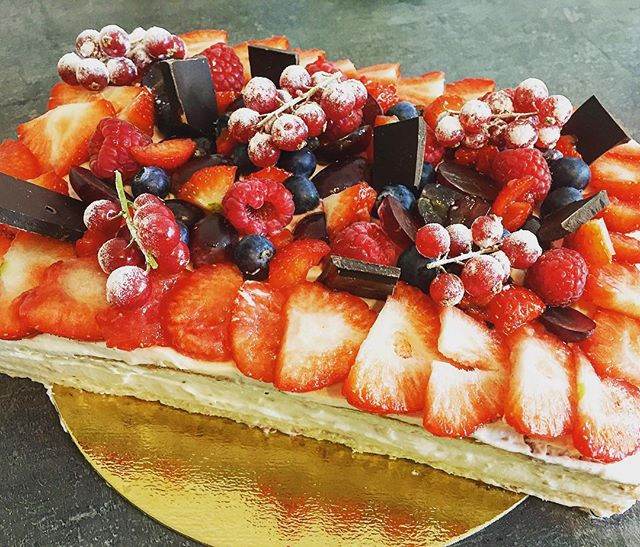 Biscuit met slagroom en fruit