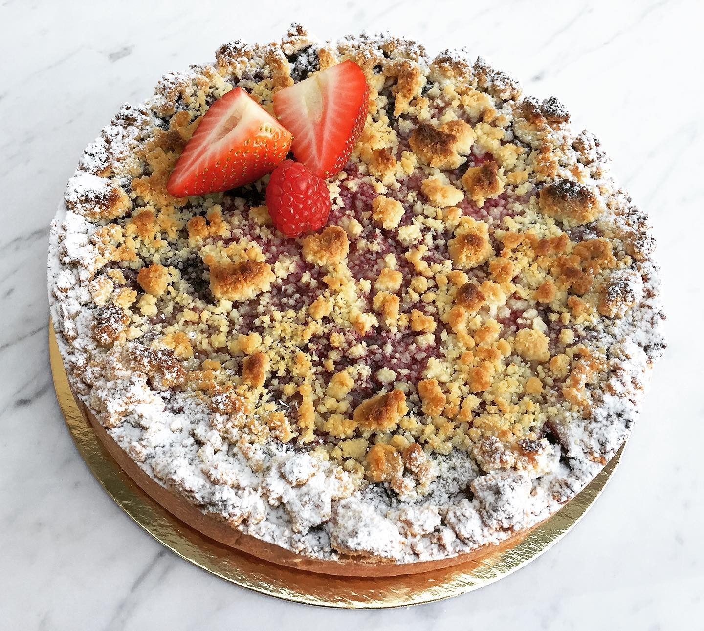 Crumble van bosvruchten of kriekjes