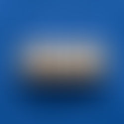 Blocos de madeira com as letras O, K e R sobre fundo azul texturizado, ilustrando a metodologia de Objectives and Key Results.