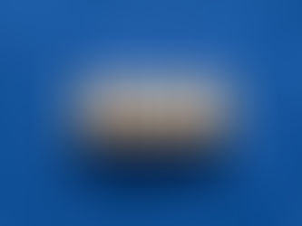 Blocos de madeira com as letras O, K e R sobre fundo azul texturizado, ilustrando a metodologia de Objectives and Key Results.