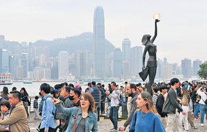 Hong Kong Needs to Revitalize Tourist Appeal; Monthly Fireworks Ignite Social Media Buzz in the Mainland (in Chinese)
