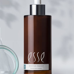 Sensitive Cleanser de Esse, limpiador suave para piel sensible que ayuda a preservar la barrera cutánea y el equilibrio del microbioma.