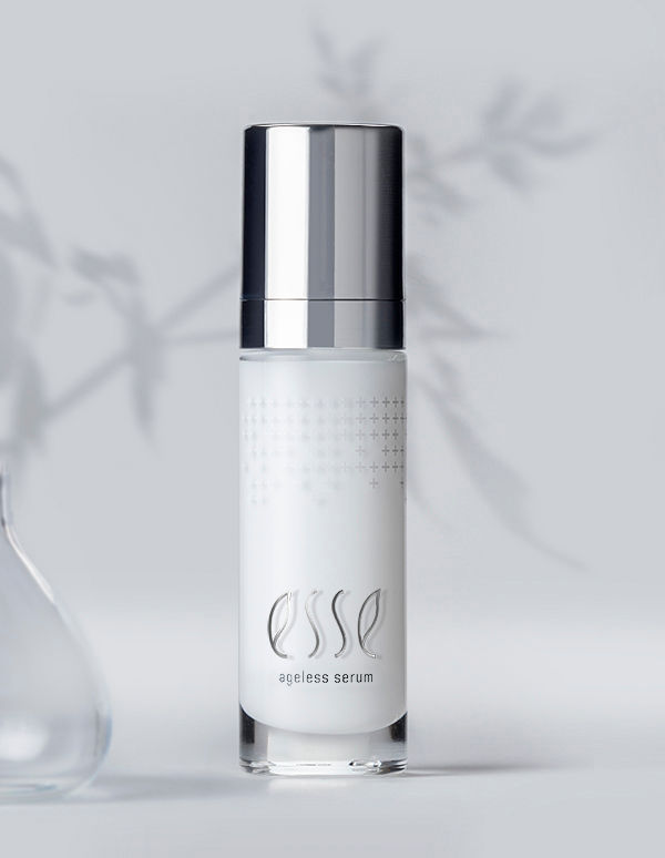 Frasco de Ageless Serum de Esse sobre fondo claro, producto para tratar la pigmentación de la piel.