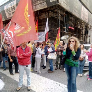 PALERMO – USB SCUOLA: FIRME E PRESÌDI RIPORTANO LA PROFESSORESSA A SCUOLA