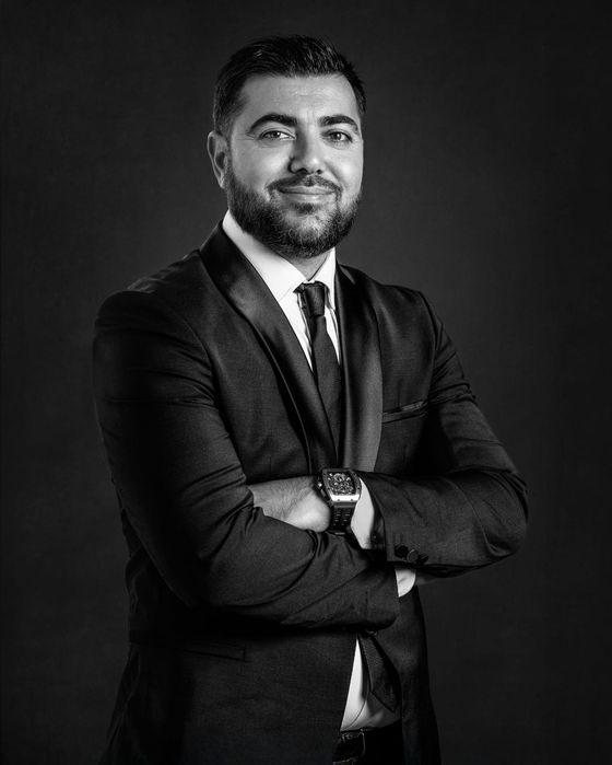 Homme barbu en costume trois pièces, regard assuré, portrait d'entreprise noir et blanc à Lyon