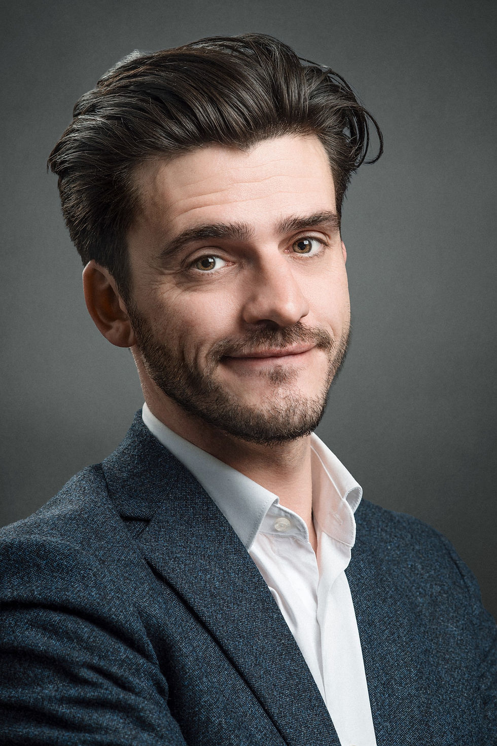 Portrait professionnel homme en costume, studio photo Lyon