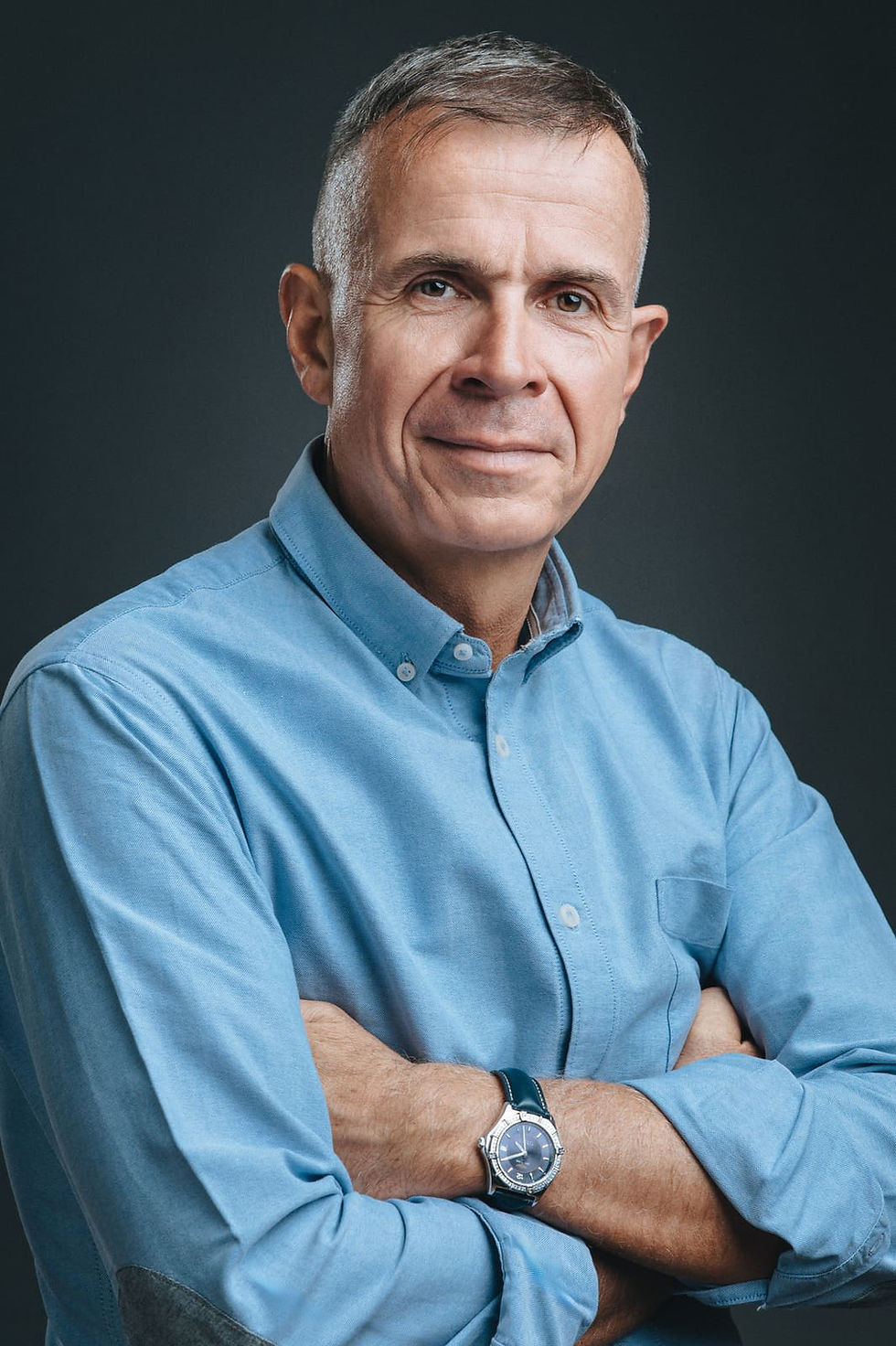 Portrait corporate d'un homme aux cheveux gris en chemise bleue, bras croisés, Lyon