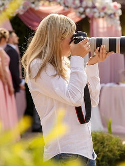 Brindamos fotografía profesional para eventos sociales y empresariales, asegurando que cada momento sea inmortalizado con calidad y estilo. Desde bodas hasta conferencias, capturamos cada detalle