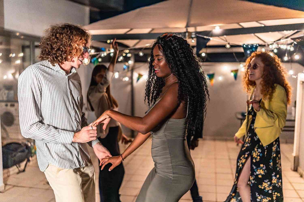 Jovenes bailando salsa