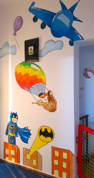 pictura Batman perete, balon cu aer cald pictat, decor scara interior, arta perete copii