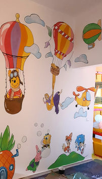 pictura baloane perete, arta murala gradinita, personaje copii pictate, decor vesel perete