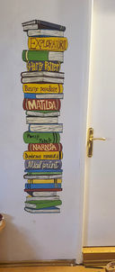 Cuvinte cheie: pictura murala carti, decor biblioteca perete, pictura pereti educativ, design creativ pereti